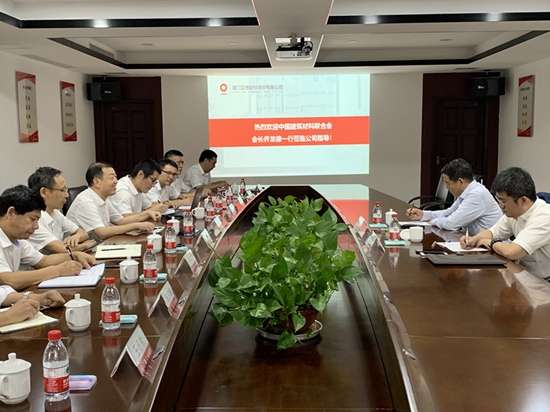 中國建筑材料聯合會原會長喬龍德一行到公司調研